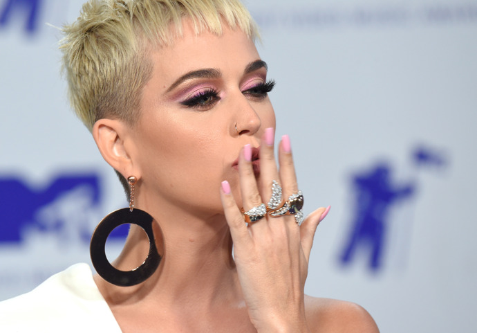 Katy Perry dokonale sladila své pastelově růžové nehty s očními stíny.
Katy Perry dokonale sladila své pastelově růžové nehty s očními stíny.
