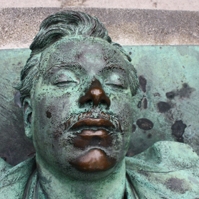 Hrob Victora Noira na pařížském hřbitově Père-Lachaise. Noir byl novinář, kterého v roce 1870 zabil princ Napoleon. Stalo se to, když Noir otevřeně kritizoval jeho rodinu. Na náhrobku leží Noir tak, jak zemřel. Má na sobě oblek a klobouk mu spadl k nohám. Lidé ho líbají tak často, že jsou jeho rty jsou lesklé.
