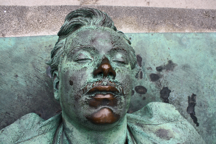 Hrob Victora Noira na pařížském hřbitově Père-Lachaise. Noir byl novinář, kterého v roce 1870 zabil princ Napoleon. Stalo se to, když Noir otevřeně kritizoval jeho rodinu. Na náhrobku leží Noir tak, jak zemřel. Má na sobě oblek a klobouk mu spadl k nohám. Lidé ho líbají tak často, že jsou jeho rty jsou lesklé.
Hrob Victora Noira na pařížském hřbitově Père-Lachaise. Noir byl novinář, kterého v roce 1870 zabil princ Napoleon. Stalo se to, když Noir otevřeně kritizoval jeho rodinu. Na náhrobku leží Noir tak, jak zemřel. Má na sobě oblek a klobouk mu spadl k nohám. Lidé ho líbají tak často, že jsou jeho rty jsou lesklé.