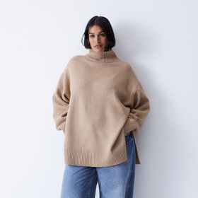 Kombinace více oversized kousků bývá velmi nelichotivá a zbytečně vás rozšíří.
