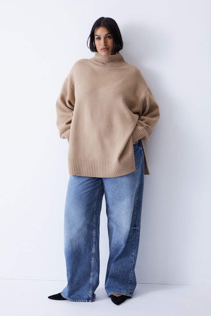 Kombinace více oversized kousků bývá velmi nelichotivá a zbytečně vás rozšíří.
Kombinace více oversized kousků bývá velmi nelichotivá a zbytečně vás rozšíří.