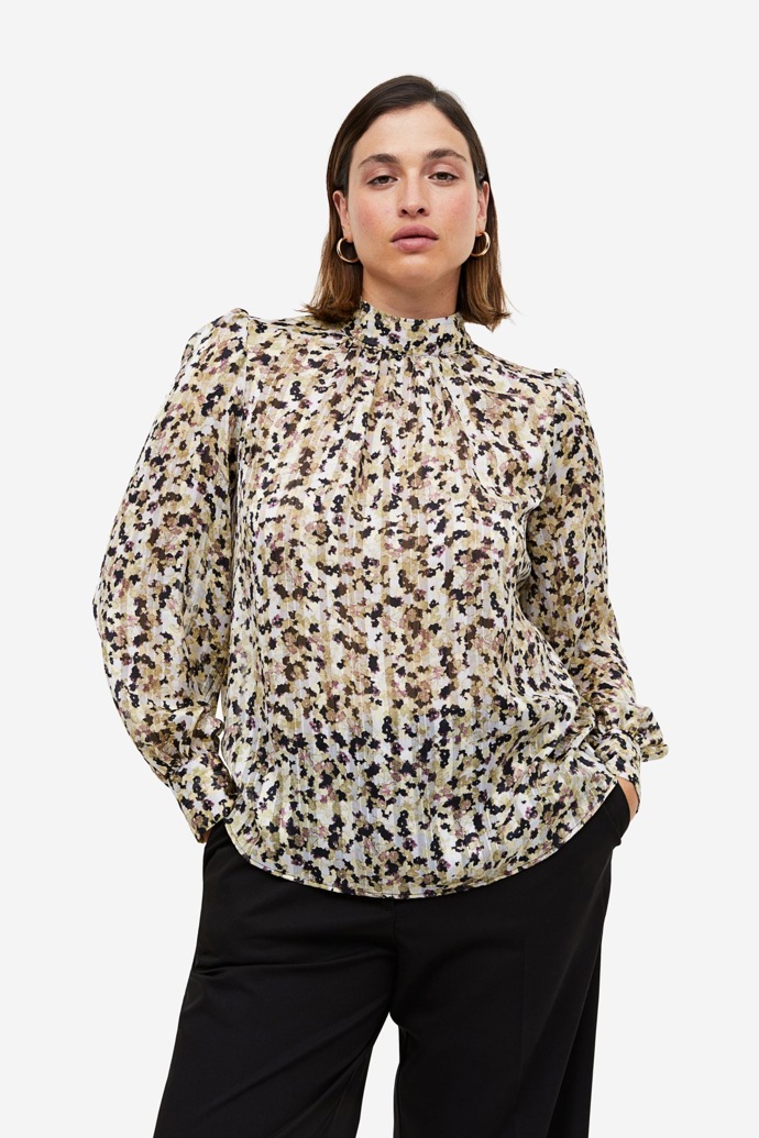 Vzorované kousky kombinujte nejlépe s jednobarevným zbytkem outfitu.
Vzorované kousky kombinujte nejlépe s jednobarevným zbytkem outfitu.