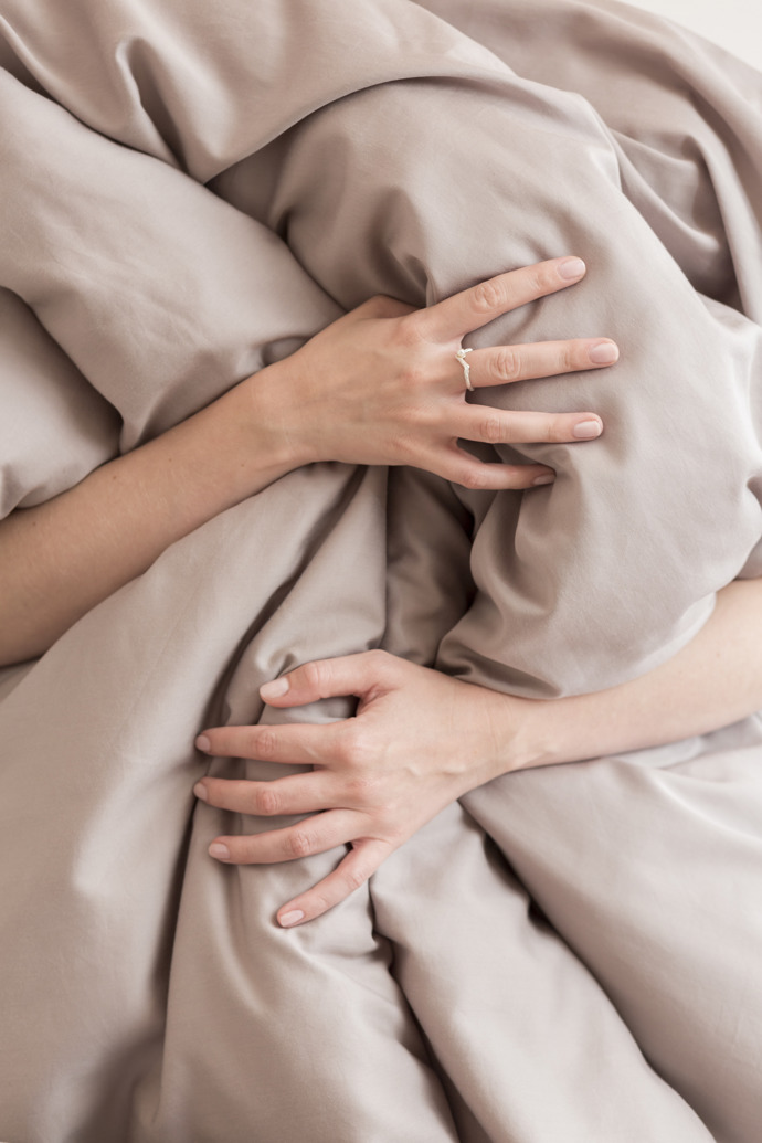 U české značky Lejaan pořídíte povlečení, prostěradla, ale i polštáře a peřiny nově i v péřovém provedení.

Povlečení Lejaan koupíte online a také na předvánočním pop-upu, který se odehraje od 28. listopadu do 17. prosince v prostorách ateliéru sklářské značky Bomma.
