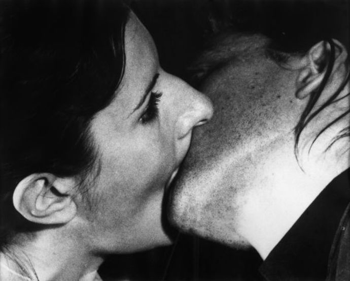 Marina Abramović a Ulay při svém uměleckém díle jménem Breathing in/Breathing out (Nádech/ Výdech)
Marina Abramović a Ulay při svém uměleckém díle jménem Breathing in/Breathing out (Nádech/ Výdech)