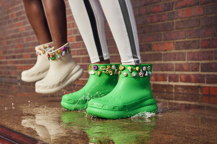 Minimalistické holinky Classic Rain Boots dozdobené odznáčky Jibbitz, 1819 Kč
