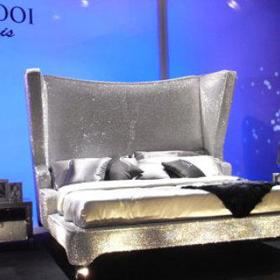 Postel s nejvíce drahokami byla pokryta 802 903 krystaly Swarovski.
