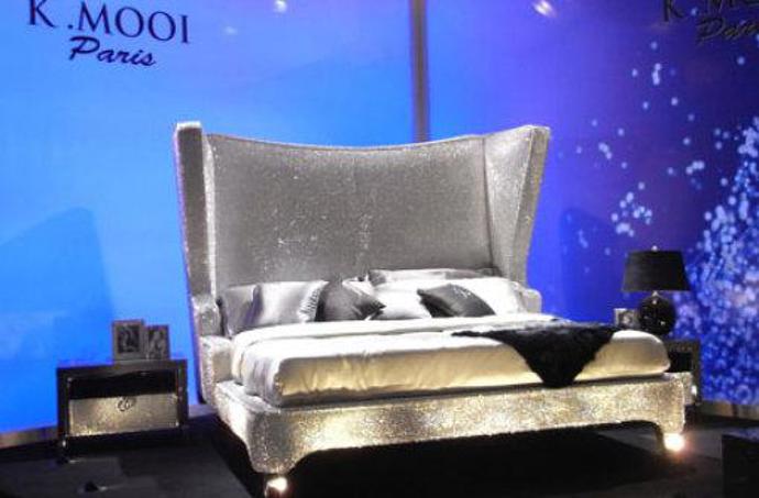 Postel s nejvíce drahokami byla pokryta 802 903 krystaly Swarovski.
Postel s nejvíce drahokami byla pokryta 802 903 krystaly Swarovski.