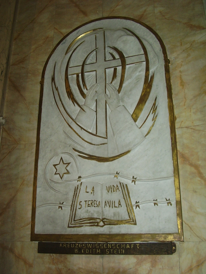 Pamětní deska sv. Terezie Benedikty od Kříže v Izraeli.
