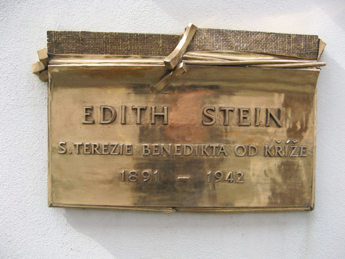 Pamětní deska sv. Terezie Benedikty od Kříže v Praze.
