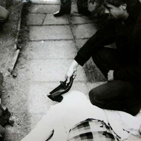Demonstrace vraždy ženy, kterou Straka umlátil její botou
