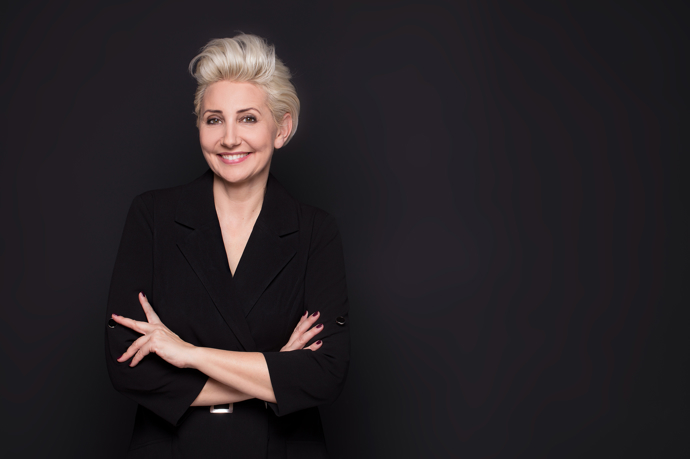 Podle Heather Anderson jsou tmavé odstíny velmi nelichotivé k pokožce, kdy díky kontrastu více vyniknou nedokonalosti a vrásky. 
