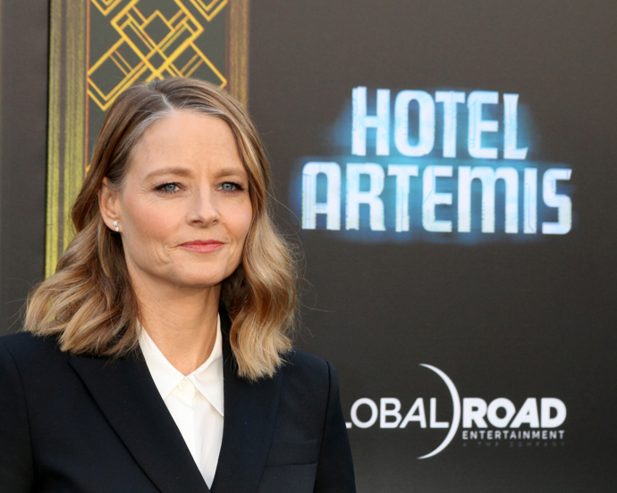 Jodie Foster vždy nosila odstíny blond či světle hnědé. Když přišly šediny, nesnažila se je nějak skrývat.
Jodie Foster vždy nosila odstíny blond či světle hnědé. Když přišly šediny, nesnažila se je nějak skrývat.