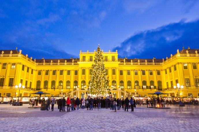 Schönbrunn

Nalaďte se na Vánoce magickou atmosférou trhů, kdy se ve vzduchu mísí vůně tradičního Glühwein, tedy svařáku, vánočního cukroví, štúdlů či opékaných klobás. To vše s bohatě nazdobenými vánočními kulisami a nasvícenými stromky. To vše v nádherných kulisích císařského zámku Schönbrunn, který leží stranou ruchu v centru Vídně. 

Trh se zde otvírá 6. 11. a končí 6.1. 2025. 
