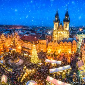Praha

V Praze probíhají vánoční trhy na několika místech, ale tím nejvěštším a nejznámějším je trh na Staroměstském námětí. Letos bude probíhat každý den od 2.12. 2023 do 6.1.2024. Prodejní stánky jsou otevřené od 10.00 do 22.00 a stánky s občerstvením od 10.00 do 24.00.

Po celou dobu trhů probíhá program na velkém pódiu, na kterém se odehrávají divadelní představení, koncerty, vystoupení dětských a folklórní souborů. Děti se mohou těšit na betlém, ukázky tradičních lidových řemesel, mini zoo, dílny, mikulášský nebo silvestrovský program.
