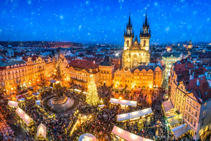 Praha

V Praze probíhají vánoční trhy na několika místech, ale tím nejvěštším a nejznámějším je trh na Staroměstském námětí. Letos bude probíhat každý den od 2.12. 2023 do 6.1.2024. Prodejní stánky jsou otevřené od 10.00 do 22.00 a stánky s občerstvením od 10.00 do 24.00.

Po celou dobu trhů probíhá program na velkém pódiu, na kterém se odehrávají divadelní představení, koncerty, vystoupení dětských a folklórní souborů. Děti se mohou těšit na betlém, ukázky tradičních lidových řemesel, mini zoo, dílny, mikulášský nebo silvestrovský program.
