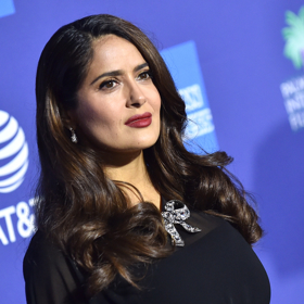 Salma Hayek se nedávno pochlubila na sociálních sítích svými šedinami, které rozhodně neskrývá. Přesto by jí její věk hádal málokdo.
