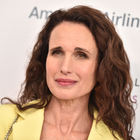 Andie MacDowell vypadá stále skvěle. Ještě nedávno s hnědými vlasy propagovala produkty proti stárnutí. 
