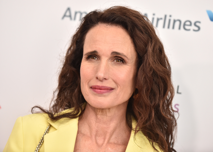 Andie MacDowell vypadá stále skvěle. Ještě nedávno s hnědými vlasy propagovala produkty proti stárnutí.
Andie MacDowell vypadá stále skvěle. Ještě nedávno s hnědými vlasy propagovala produkty proti stárnutí.