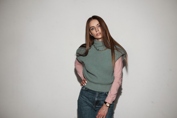 Vesta může být i s elegantním volnějším rolákem. Tento look je ideální pro chladnější dny, kdy potřebujete více tepla, aniž byste chtěli ztratit na eleganci.
Vesta může být i s elegantním volnějším rolákem. Tento look je ideální pro chladnější dny, kdy potřebujete více tepla, aniž byste chtěli ztratit na eleganci.