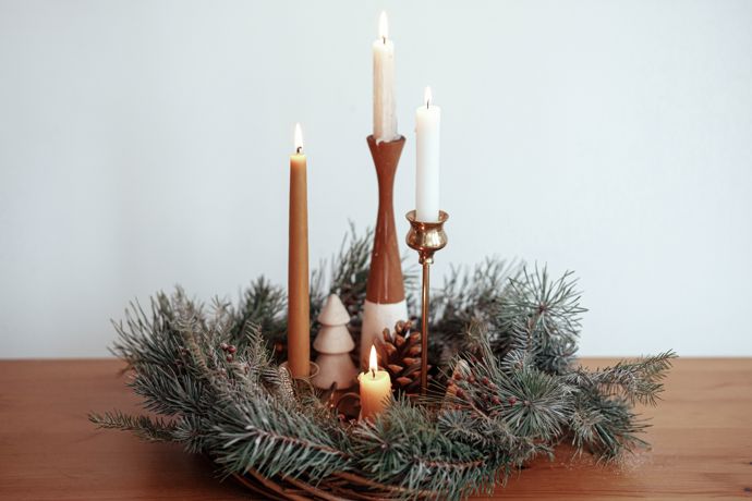 Originální pojetí adventního věnce s různými typy svícnů a svíček. Základ je přitom jednoduchý a tvoří ho spletené větvičky jehličnanů. 
