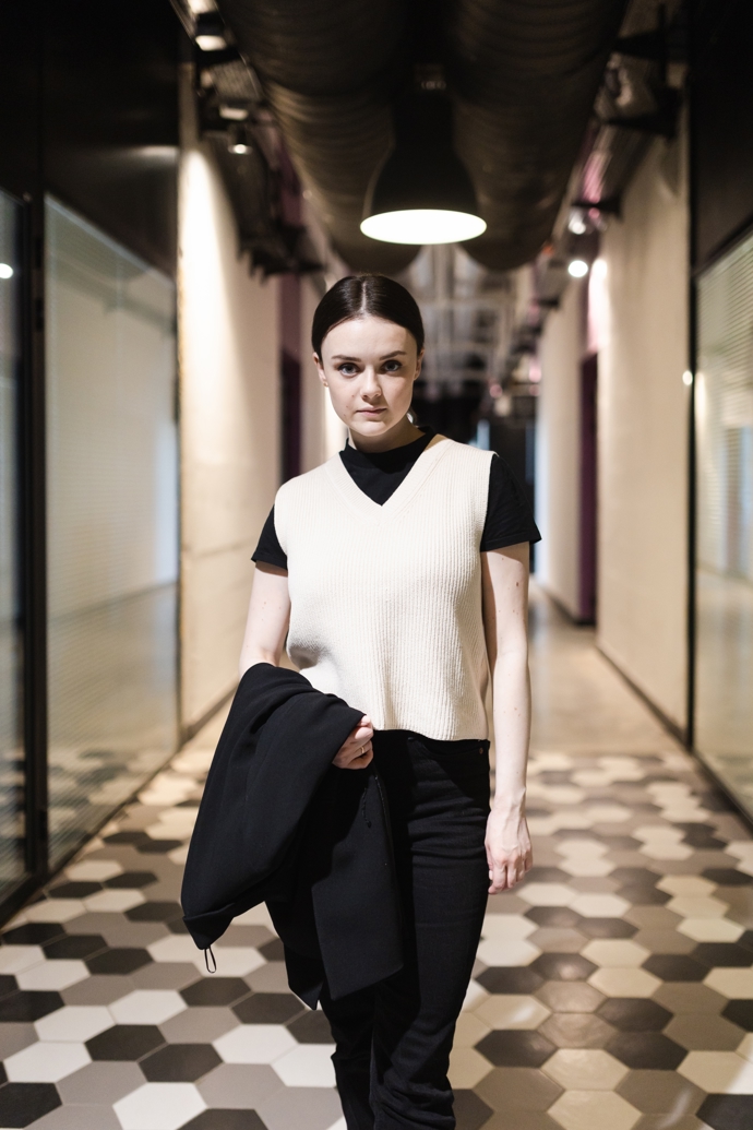 Bílá pletená vesta na černém oblečení tvoří zajímavý kontrastní vzhled, který působí stylově a elegantně. Tento kontrast barvy může být nápadný a atraktivní.
Bílá pletená vesta na černém oblečení tvoří zajímavý kontrastní vzhled, který působí stylově a elegantně. Tento kontrast barvy může být nápadný a atraktivní.