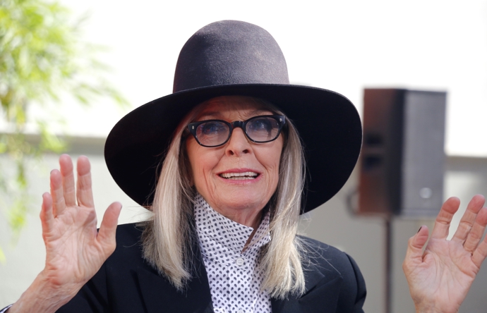 Nicméně je Diane Keaton tou pravou osobou, jakou má být. Z vrásek a šedivých vlasů si ni nedělá.
Nicméně je Diane Keaton tou pravou osobou, jakou má být. Z vrásek a šedivých vlasů si ni nedělá.