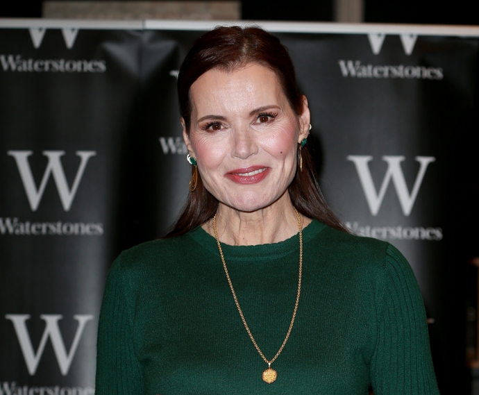 Geena Davis z podpisové akce v roce 2022, kdy vydala memoáry s názvem Dying of Politeness
Geena Davis z podpisové akce v roce 2022, kdy vydala memoáry s názvem Dying of Politeness