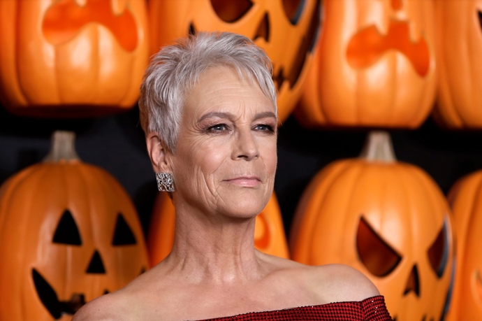 Šedé vlasy nosí Jamie Lee Curtis již řadu let, přesto vypadá stále báječně a daleko mladší, než ve skutečnosti je.
Šedé vlasy nosí Jamie Lee Curtis již řadu let, přesto vypadá stále báječně a daleko mladší, než ve skutečnosti je.