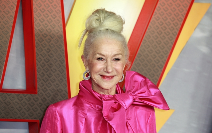 Ale i s šedivou hřívou Helen Mirren stále dokazuje, že lze být módní ikonou v jakémkoli věku.
Ale i s šedivou hřívou Helen Mirren stále dokazuje, že lze být módní ikonou v jakémkoli věku.