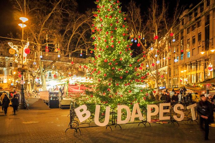 Budapešť

Návštěva krásné historické Budapešti je podmanivá sama o sobě. V čase adventu, ale dostává další rozměr, díky kterému si město na Dunaji užijete ještě více.

Vánoční trhy Budapešť se letos konají od 18.11.2023 (náměstí Vörösmarty a trhy před Bazilikou) do 31.12.2023.

