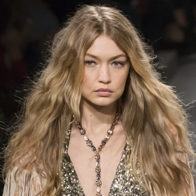 Nepravidelné vlny si oblíbila také modelka Gigi Hadid
