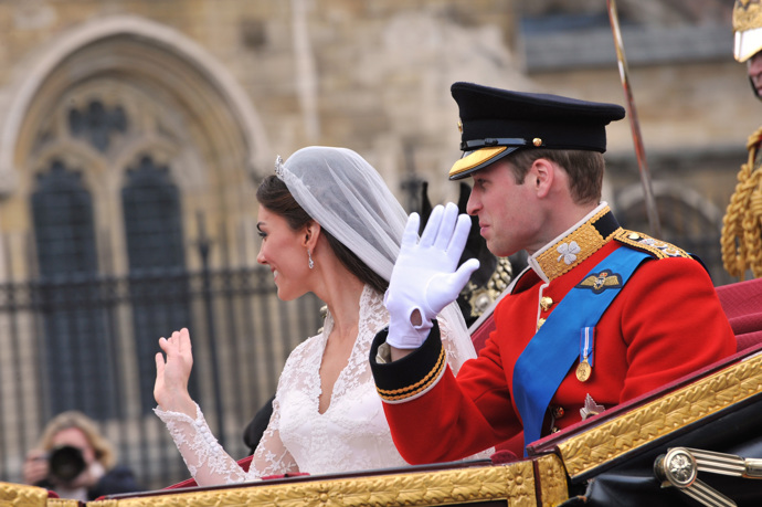 V roce 2011 se Kate provdala za prince Williama, ve kterým má 3 děti.
V roce 2011 se Kate provdala za prince Williama, ve kterým má 3 děti.
