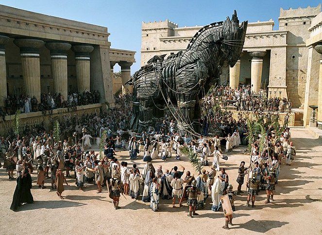 Zobrazení Trójského koně ve filmu Trója z roku 2004
