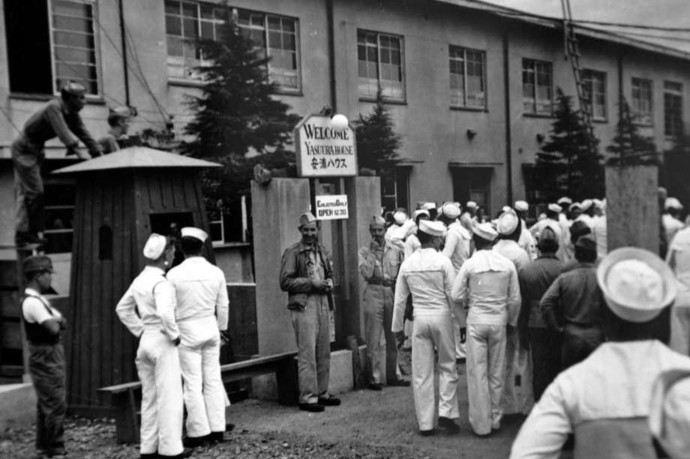Američtí vojáci vcházejí do Yasuura House, jednoho takového nevěstince
Američtí vojáci vcházejí do Yasuura House, jednoho takového nevěstince