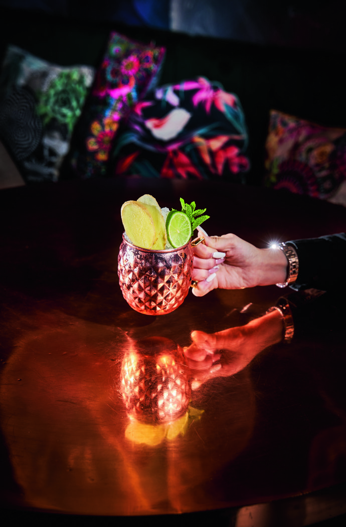 Koktejl Gyyn Mule

ingredience: 40 ml kvalitního ginu, například Žufánek, 20 ml čerstvé limetkové šťávy, 20 ml cukrového sirupu, zázvorové pivo, chlazené

na ozdobu: plátek limetky, plátek čerstvého zázvoru, snítka čerstvé máty

1. Naplňte měděný hrnek až po vrch 
kostkami ledu nebo ledovou tříští.

2. Na led nalijte vybraný gin, limetkovou šťávu, cukrový sirup a po okraj doplňte chlazeným zázvorovým pivem.

3. Na závěr Gyyn Mule dozdobte čerstvou mátou, plátkem zázvoru a limetky.
