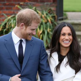 A v roce 2020 ho jeho manželka Meghan Markle obdarovala vánoční ozdobou s královnou Alžbětou.

