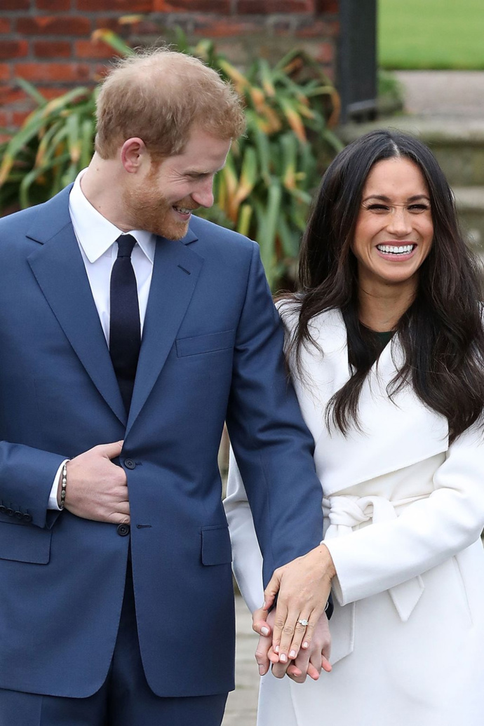 A v roce 2020 ho jeho manželka Meghan Markle obdarovala vánoční ozdobou s královnou Alžbětou.
