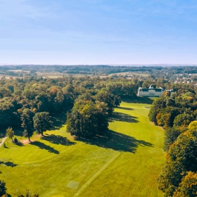 Skutečný historický poklad, který pochází z druhé poloviny 19. století, byl postaven rodinou Rothschildů a sloužil jako jedno z letních sídel baronky Alice Charlotte von Rothschild. Nachází se v zámeckém golfovém areálu Šilheřovice a je otázkou, kdo získá tu čest, se o tento architektonický skvost dál starat.
