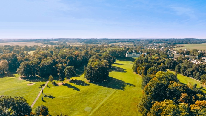 Skutečný historický poklad, který pochází z druhé poloviny 19. století, byl postaven rodinou Rothschildů a sloužil jako jedno z letních sídel baronky Alice Charlotte von Rothschild. Nachází se v zámeckém golfovém areálu Šilheřovice a je otázkou, kdo získá tu čest, se o tento architektonický skvost dál starat.
