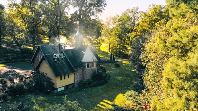 Skutečný historický poklad, který pochází z druhé poloviny 19. století, byl postaven rodinou Rothschildů a sloužil jako jedno z letních sídel baronky Alice Charlotte von Rothschild. Nachází se v zámeckém golfovém areálu Šilheřovice a je otázkou, kdo získá tu čest, se o tento architektonický skvost dál starat.
