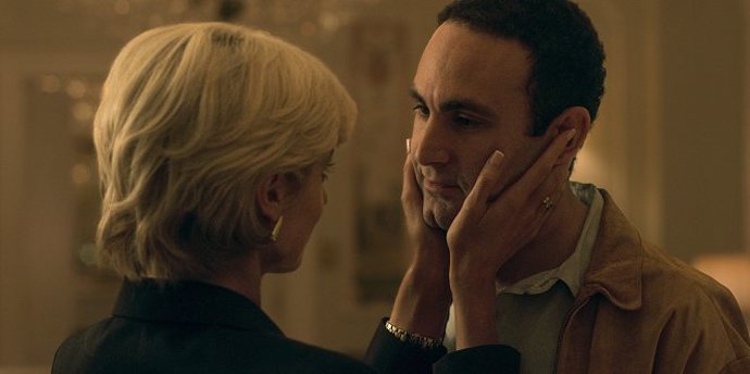 Princeznu Dianu můžeme vidět i v seriálu Koruna na platformě Netflix. I zde je kladen důraz na její typickou manikúru.
