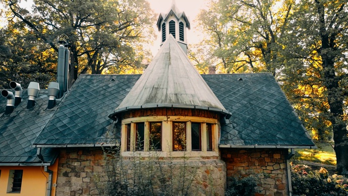 Skutečný historický poklad, který pochází z druhé poloviny 19. století, byl postaven rodinou Rothschildů a sloužil jako jedno z letních sídel baronky Alice Charlotte von Rothschild. Nachází se v zámeckém golfovém areálu Šilheřovice a je otázkou, kdo získá tu čest, se o tento architektonický skvost dál starat.
