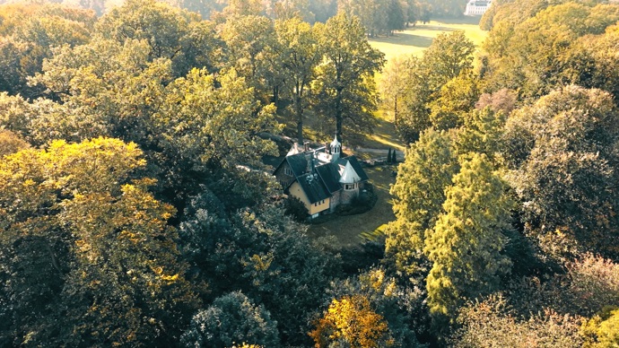 Skutečný historický poklad, který pochází z druhé poloviny 19. století, byl postaven rodinou Rothschildů a sloužil jako jedno z letních sídel baronky Alice Charlotte von Rothschild. Nachází se v zámeckém golfovém areálu Šilheřovice a je otázkou, kdo získá tu čest, se o tento architektonický skvost dál starat.
