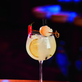  Koktejl Hot Passion

ingredience: 40 ml vodky, 20 ml saké, 20 ml sirupu z liči, 20 ml čerstvé limetkové šťávy, 10 ml chilli vody, sody

na ozdobu: liči, chilli paprička, plátek limetky

1. Do šejkru plného ledu nalijte postupně všechny uvedené ingredience a důkladně je protřepejte.

2. Přes sítko sceďte koktejl do vychlazené sklenice s čerstvým ledem a zastříkněte trochou sody.

3. Dozdobte liči, papričkou a limetkou. 
