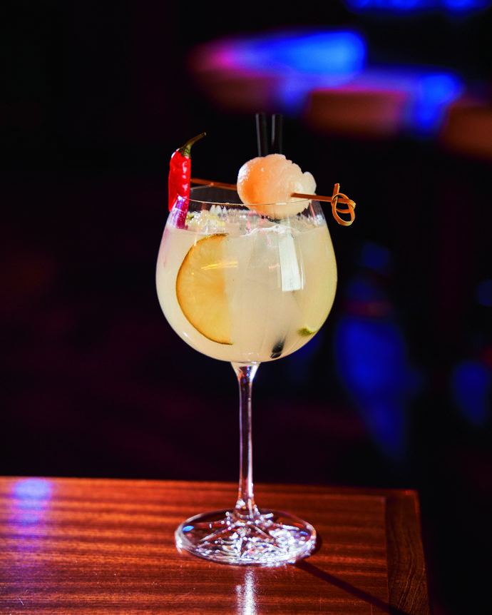  Koktejl Hot Passion

ingredience: 40 ml vodky, 20 ml saké, 20 ml sirupu z liči, 20 ml čerstvé limetkové šťávy, 10 ml chilli vody, sody

na ozdobu: liči, chilli paprička, plátek limetky

1. Do šejkru plného ledu nalijte postupně všechny uvedené ingredience a důkladně je protřepejte.

2. Přes sítko sceďte koktejl do vychlazené sklenice s čerstvým ledem a zastříkněte trochou sody.

3. Dozdobte liči, papričkou a limetkou. 
