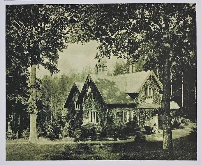 Skutečný historický poklad, který pochází z druhé poloviny 19. století, byl postaven rodinou Rothschildů a sloužil jako jedno z letních sídel baronky Alice Charlotte von Rothschild. Nachází se v zámeckém golfovém areálu Šilheřovice a je otázkou, kdo získá tu čest, se o tento architektonický skvost dál starat.

