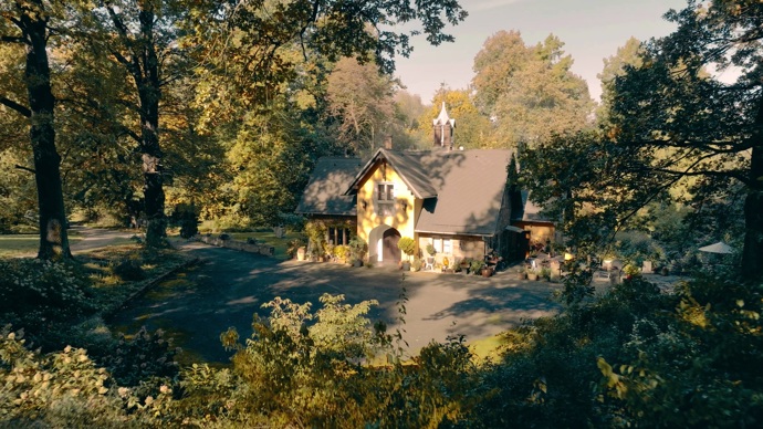 Skutečný historický poklad, který pochází z druhé poloviny 19. století, byl postaven rodinou Rothschildů a sloužil jako jedno z letních sídel baronky Alice Charlotte von Rothschild. Nachází se v zámeckém golfovém areálu Šilheřovice a je otázkou, kdo získá tu čest, se o tento architektonický skvost dál starat.
