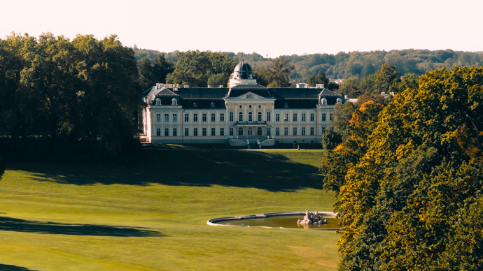 Skutečný historický poklad, který pochází z druhé poloviny 19. století, byl postaven rodinou Rothschildů a sloužil jako jedno z letních sídel baronky Alice Charlotte von Rothschild. Nachází se v zámeckém golfovém areálu Šilheřovice a je otázkou, kdo získá tu čest, se o tento architektonický skvost dál starat.
