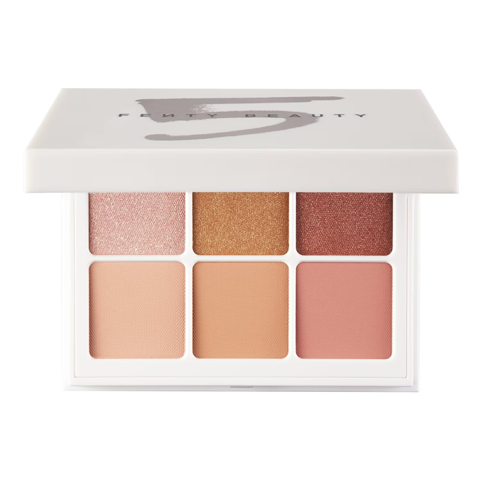 Paletka očních stínů Snap Shadows Mix & Match – odstín Peach, Fenty Beauty, 710 Kč, Sephora
Paletka očních stínů Snap Shadows Mix & Match – odstín Peach, Fenty Beauty, 710 Kč, Sephora