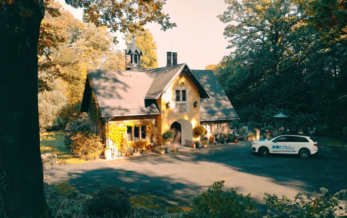 Skutečný historický poklad, který pochází z druhé poloviny 19. století, byl postaven rodinou Rothschildů a sloužil jako jedno z letních sídel baronky Alice Charlotte von Rothschild. Nachází se v zámeckém golfovém areálu Šilheřovice a je otázkou, kdo získá tu čest, se o tento architektonický skvost dál starat.
